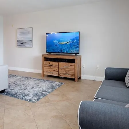 New Beach Condo 5 Min Walk To The Beach Sleeps 9